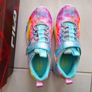 Sketchers girl shows size 2